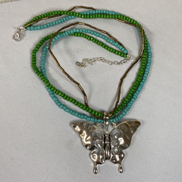 Large shiny silvertone butterfly pendant necklace - Picture 7 of 9